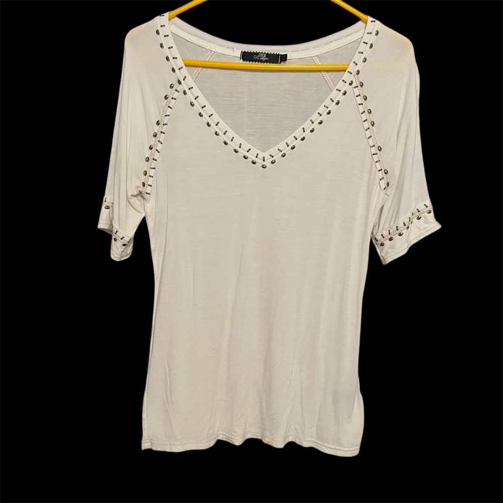 BKE BOUTIQUE WOMANS MEDIUM white v tee with rivet embellishments RAYON BAMBOO